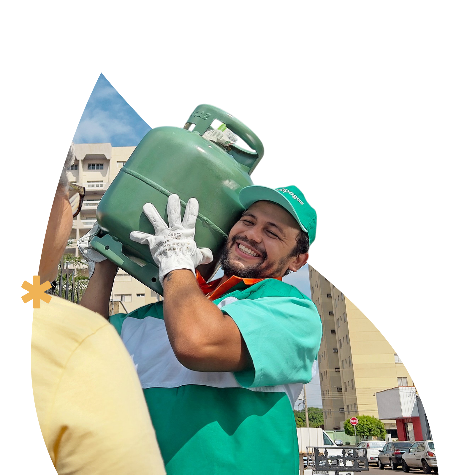 Entregador da Copagaz uniformmizado, sorrindo enquanto carrega um botijão de gás nos ombros, destacando atendimento personalizado e confiança na entrega de gás residencial.