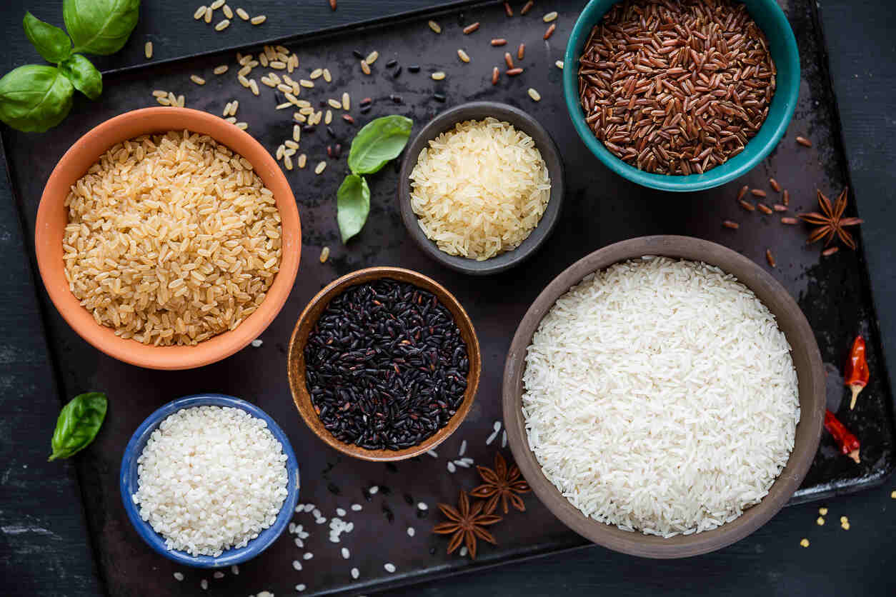 Variedade de tipos de arroz em diferentes tigelas